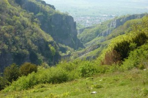 A view from the opposite cliff.