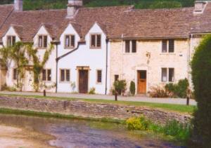 reiverside cottages opposite Castle Coombe bridge
